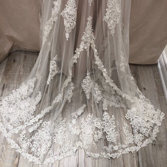 Ivory lace, illusion neckline, low back - Picture 4 of 5